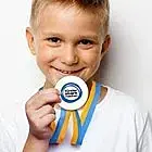 Junge zeigt seine gebastelte Medaille