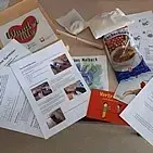 Inhalt einer Tüte mit Bastelideen und Malvorlagen