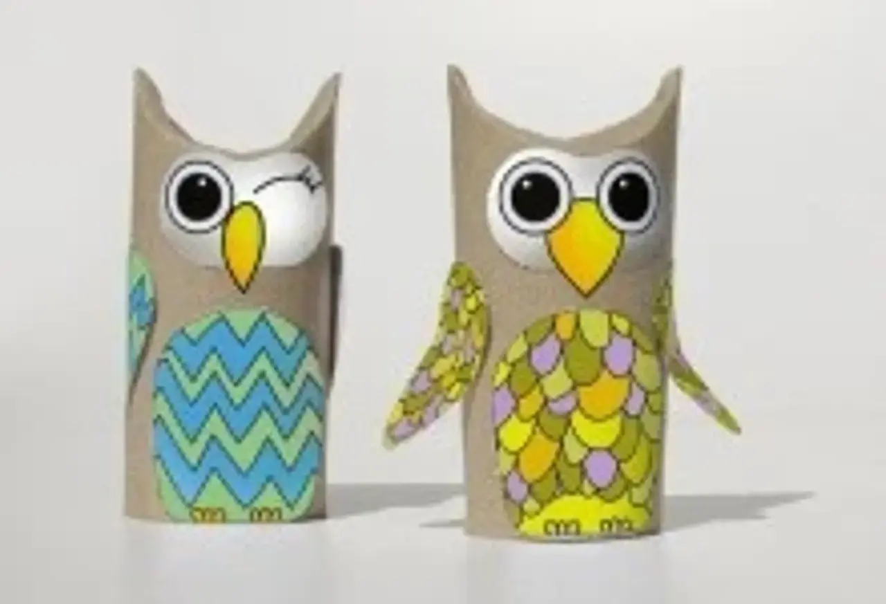 Zwei Eulen aus Klopapierrollen