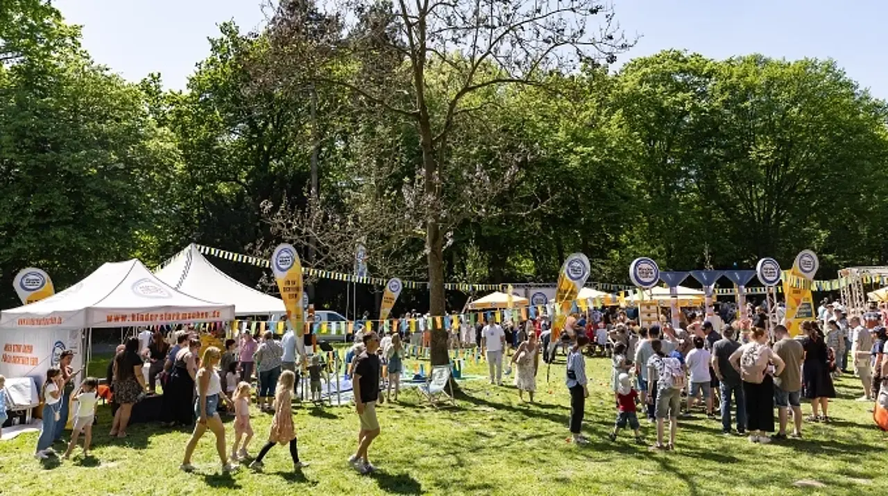 Blick auf viele Menschen im „Kinder stark machen“-Erlebnisland