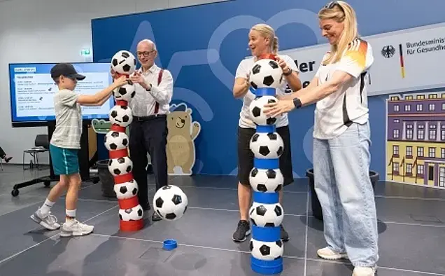 © Carsten Kobow Die Botschafterinnen Nia und Singa wetteifern mit Dr. Nießen und einem Kind um den höchsten Bälleturm.