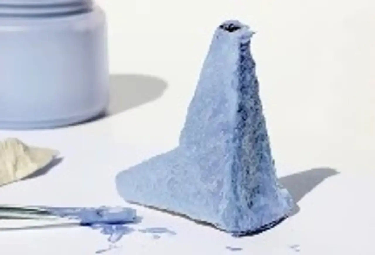 Eierkarton wird blau angemalt