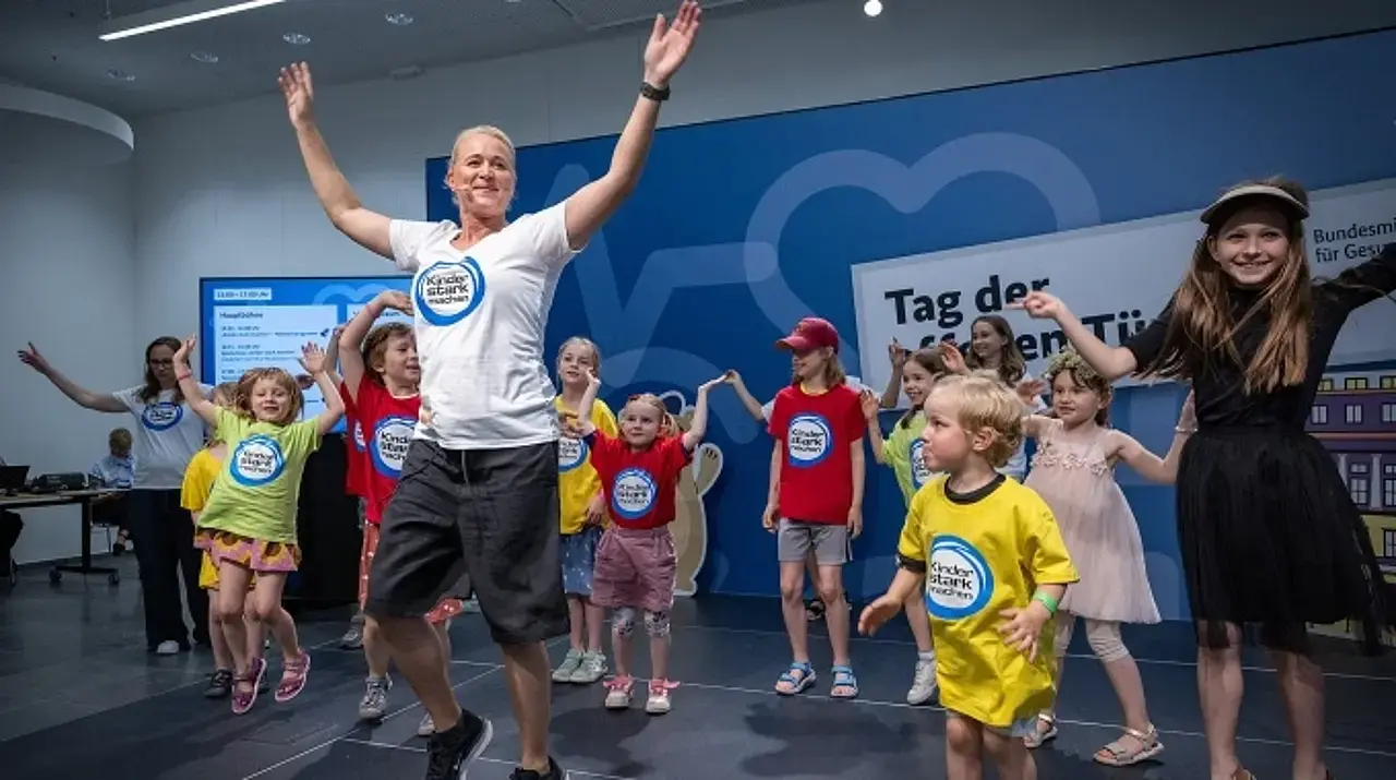 © Carsten Kobow Singa tanzt auf der Buehne ausgelassen mit vielen Kindern