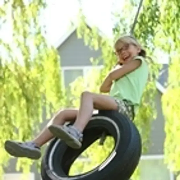 © Hurst Photography / bigstockphoto Ein Mädchen schaukelt auf einer Autoreifenschaukel im Grünen.