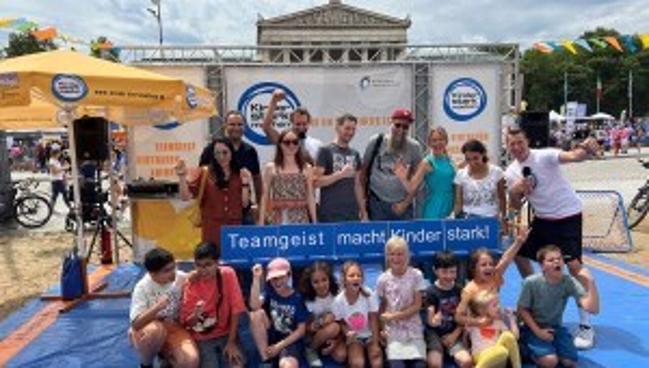 Dominik Klein mit Kindern beim Satzbildungsspiel auf der Aktionsbühne