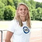 Nia Künzer im weißen "Kinder stark machen"-T-Shirt