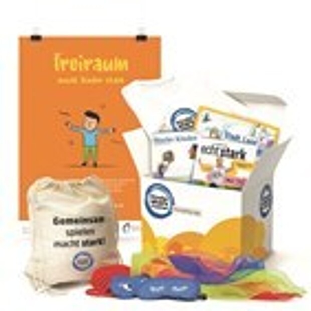 Ansicht eines geöffneten „Kinder stark machen"-Paketes mit Spiele-Set, Mitmachheft „Echt stark“, Geburtstagskalender, Stadt-Land-Spiel-Blöcken und Poster
