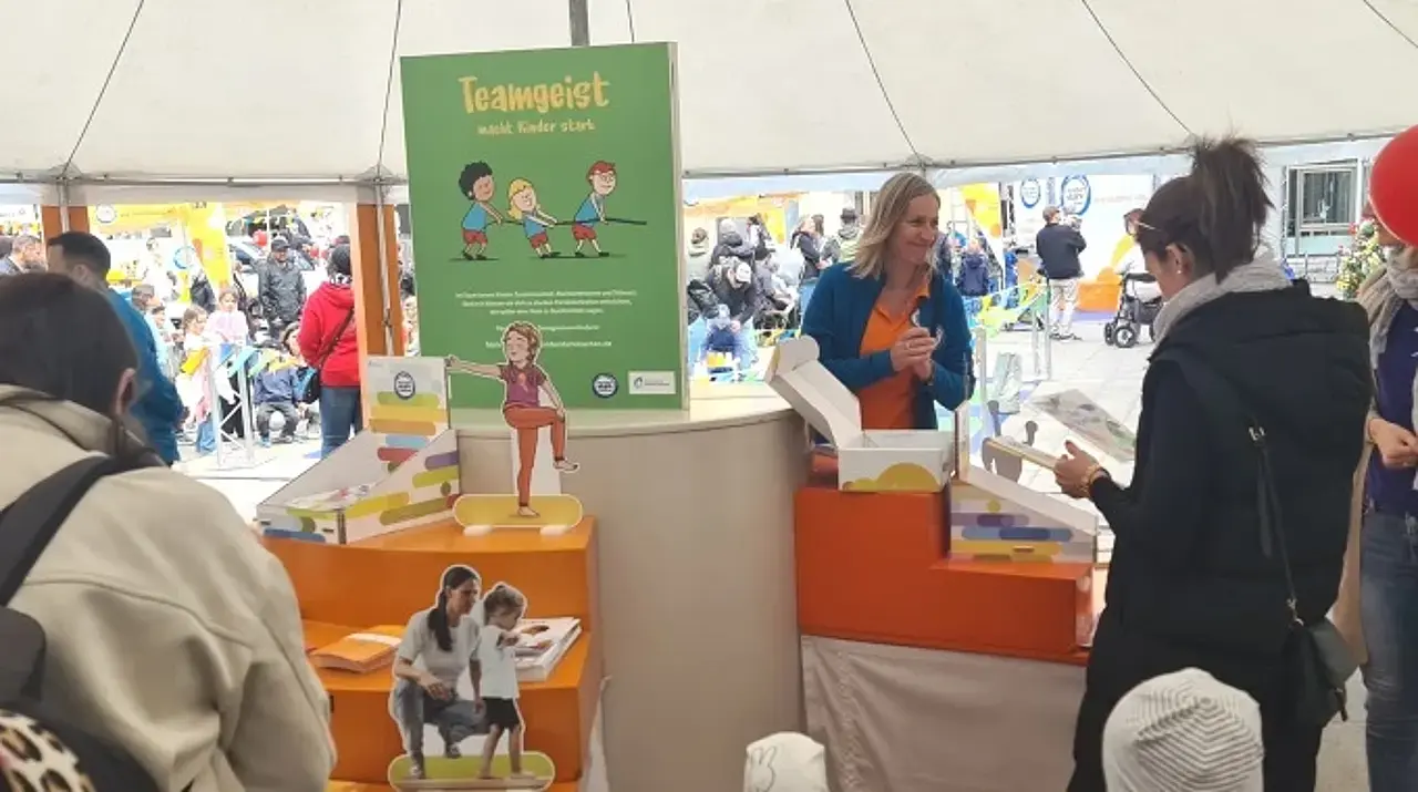 Am Infostand im Rundzelt können sich Interessierte rund um das gesunde Aufwachsen von Kindern informieren.