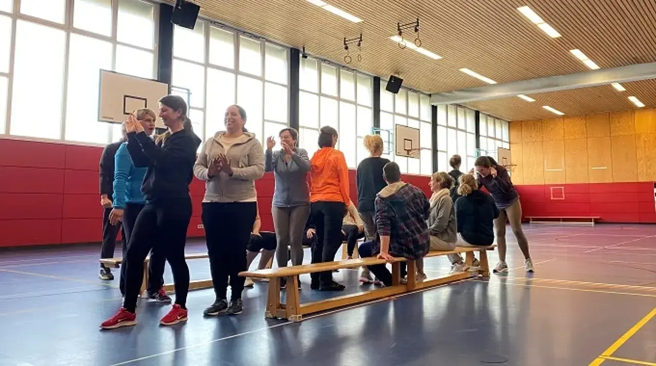 Die Teilnehmerinnen und Teilnehmer bei einer weiteren "Kinder stark machen"-Übung.