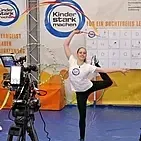 Sarah Voss beim Turnen der Buchstaben