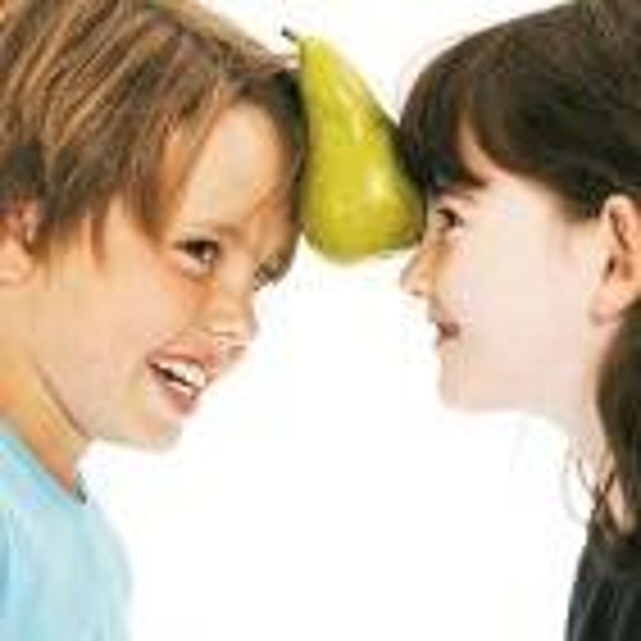 Ein Junge und ein Mädchen balancieren eine Birne zwischen ihrer Stirn