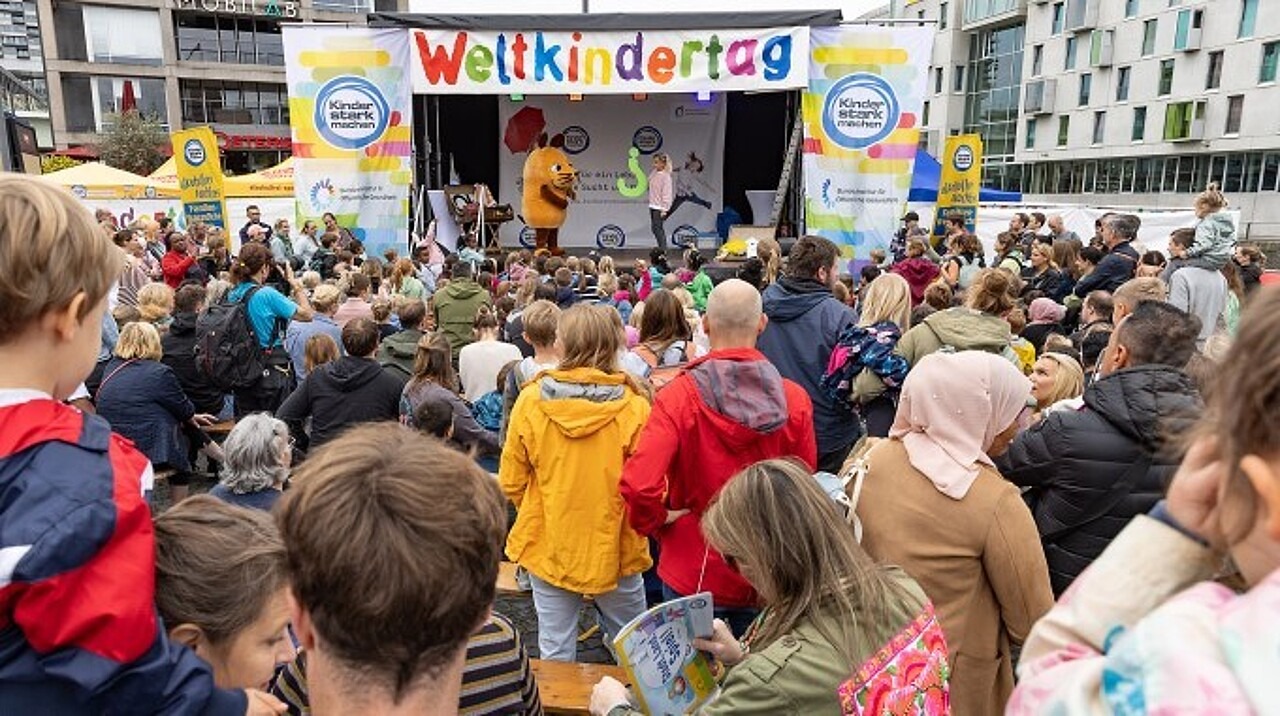 Die Maus auf der Bühne sorgt für gute Stimmung im Publikum.