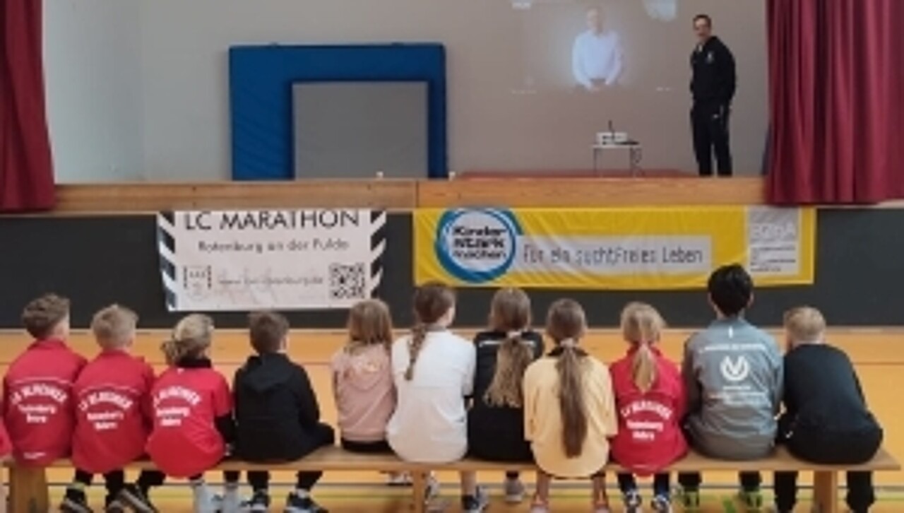 Die Kinder lauschen gespannt dem Vortrag von Dr. Christian Maaß