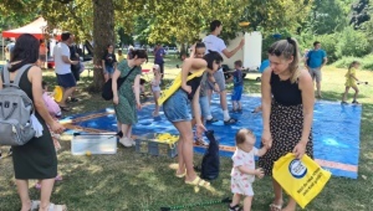 Kinder auf der „Kinder stark machen“-Aktionsfläche beim Jonglieren