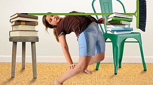 Ein Mädchen versucht Limbo unter einem Besen hindurch