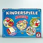 Abgebildet ist die Kinderspiele-Sammlung zusammem mit einem Spielbrett von „Mensch ärgere Dich nicht“ und den dazugehörigen Spielfiguren.
