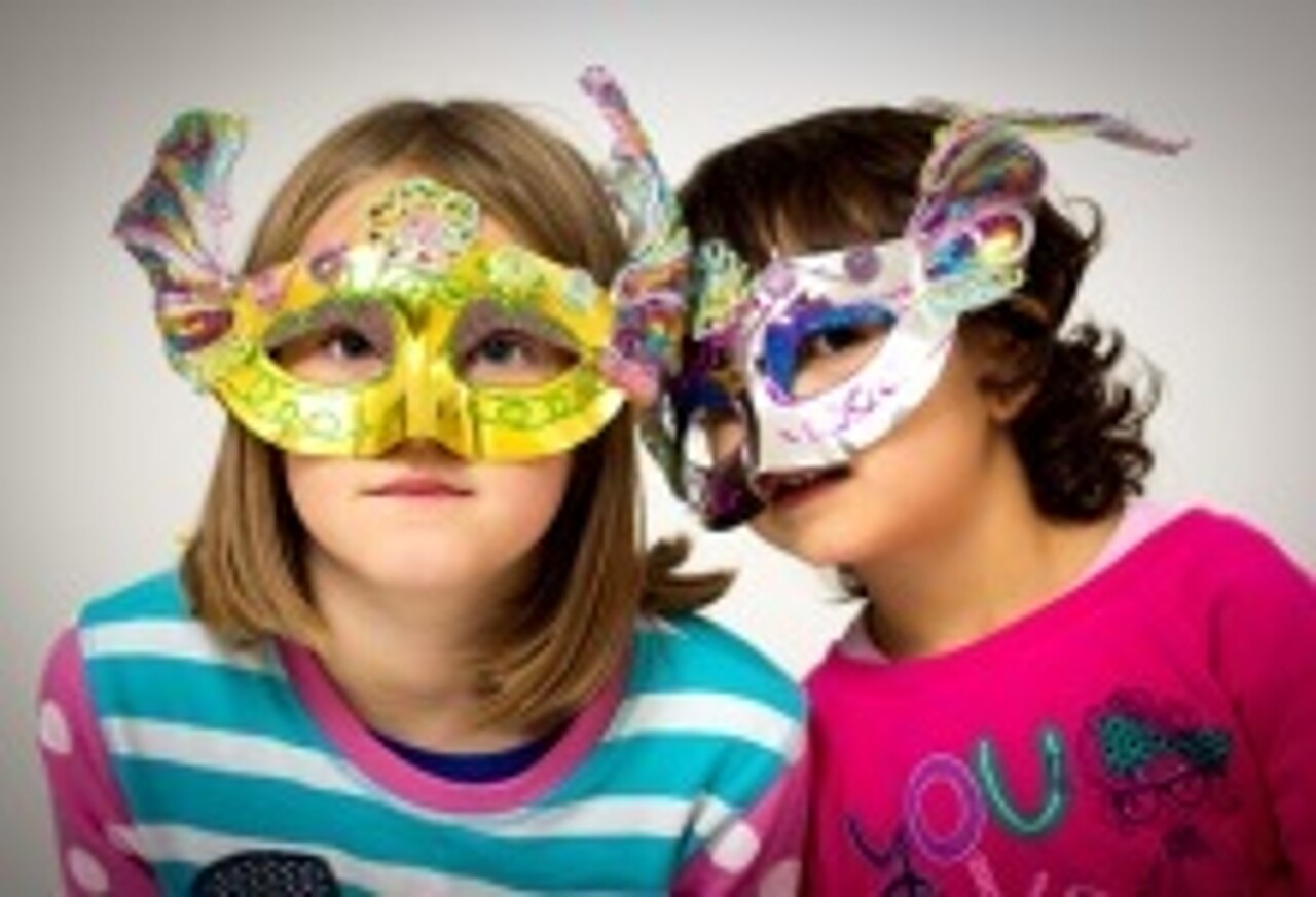 Zwei Mädchen mit bunt gestalteten Masken