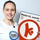 Sarah Voss präsentiert ein Schild einer Bewegungshaltestelle