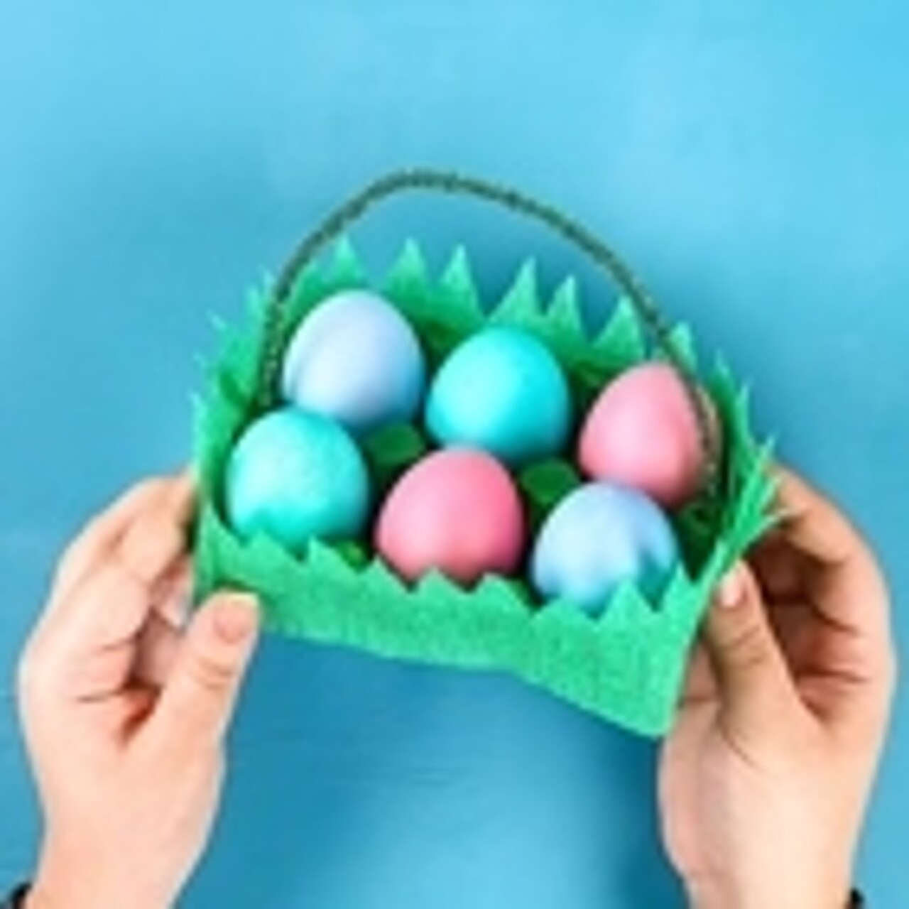 Gebasteltes Osterkörbchen mit bunten Eiern darin