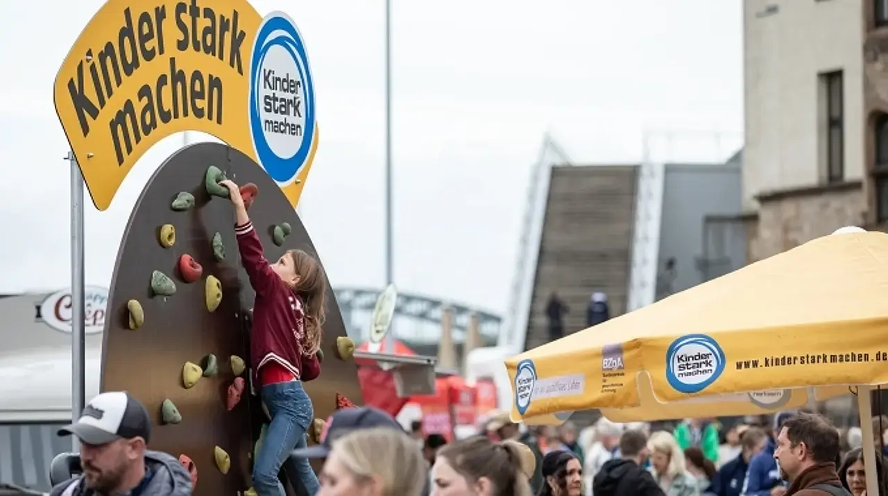 Auf der "Kinder stark machen"-Kletterscheibe wird den ganzen Tag über geklettert.