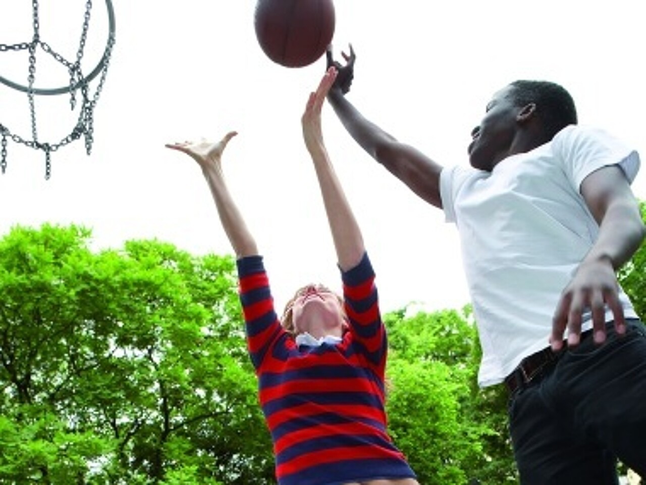 zwei Basketball spielende Jugendliche