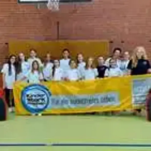 Gruppenbild der Teilnehmerinnen des Selbstvertrauens- und Selbstverteidigungswochenendes mit dem Kinder stark machen-Banner.