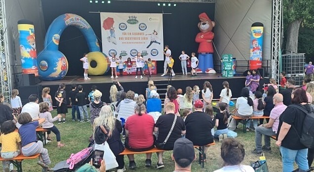 Kinder beim Hula-Hoop-Reifenschwingen auf Bühne beim Bremer Kindertag