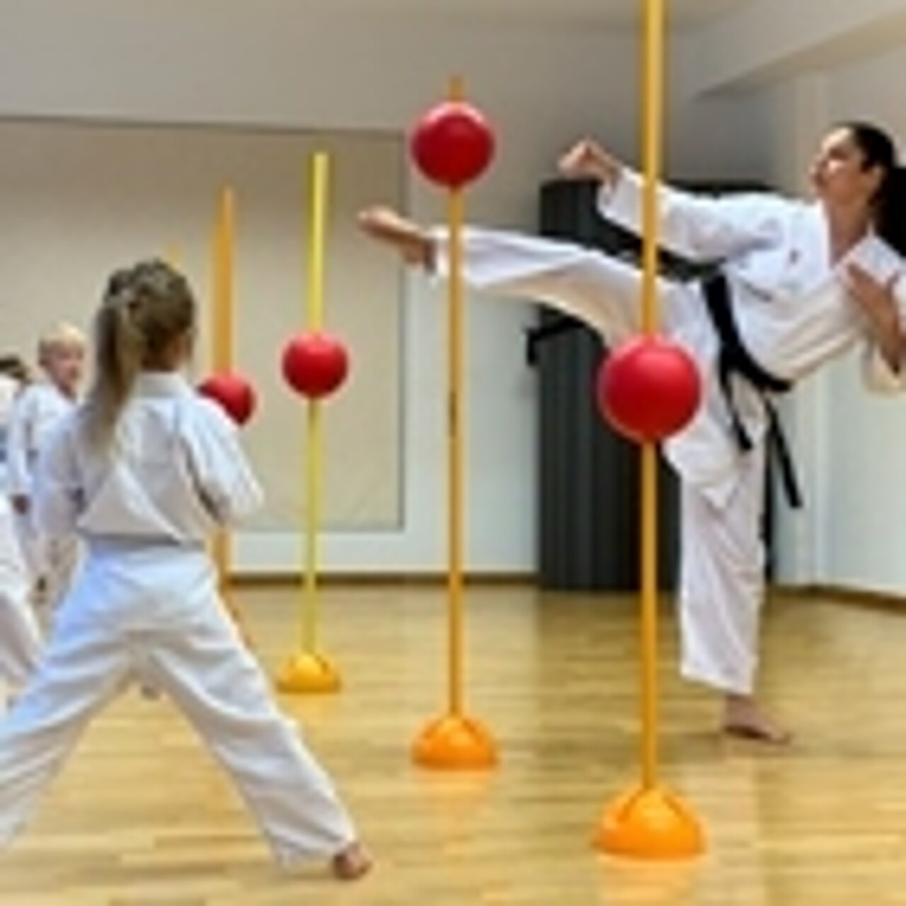 Gergana Jordanova beim Training mit ihren Karatekindern.