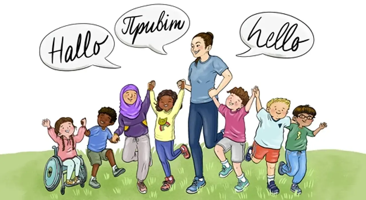 Die Zeichnung zeigt eine bunte Kinderschar mit ihrer Trainerin auf einer grünen Wiese. Sie halten sich an den Händen. Darüber ist in Sprechblasen auf Deutsch, Ukrainisch und Englisch „Hallo" zu lesen.