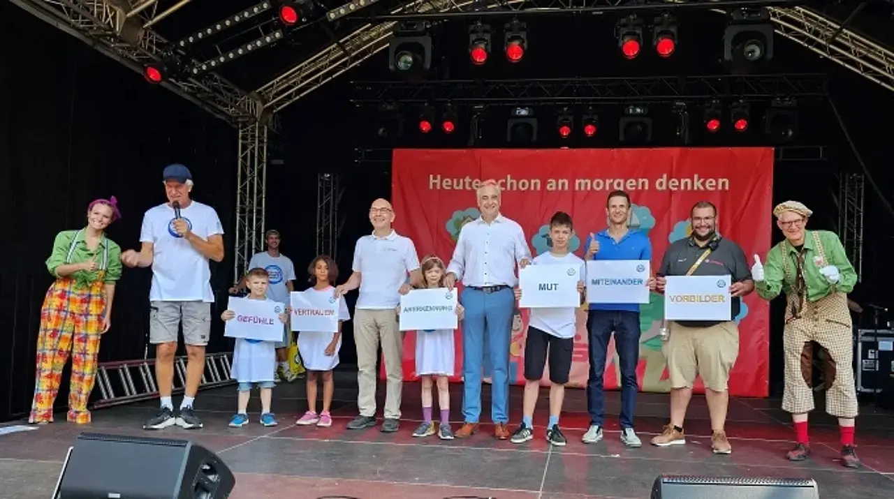 Der Oberbürgermeister demonstriert die wichtigsten Begriffe von „Kinder stark machen“ wie Anerkennung und Vertrauen.