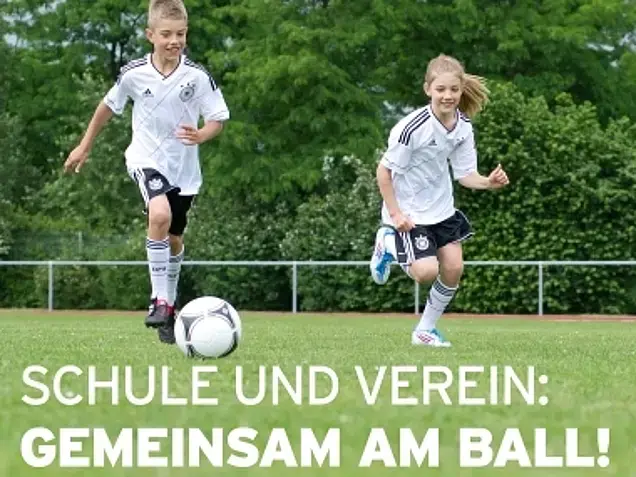 Junge und Mädchen im Fußballtrikot laufen auf einen Fußball zu; unten der Schriftzug „Schule und Verein: Gemeinsam am Ball!“