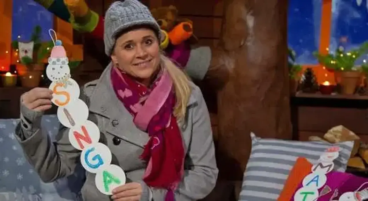 Singa Gätgens zeigt ihren gebastelten Buchstaben-Schneemann, beziehungsweise ihre Buchstaben-Schneefrau, die die Buchstaben ihres Vornamens trägt.