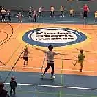 Das Rundbanner mit der Aufschrift „Kinder stark machen“ liegt ausgebreitet auf dem Hallenfußboden.