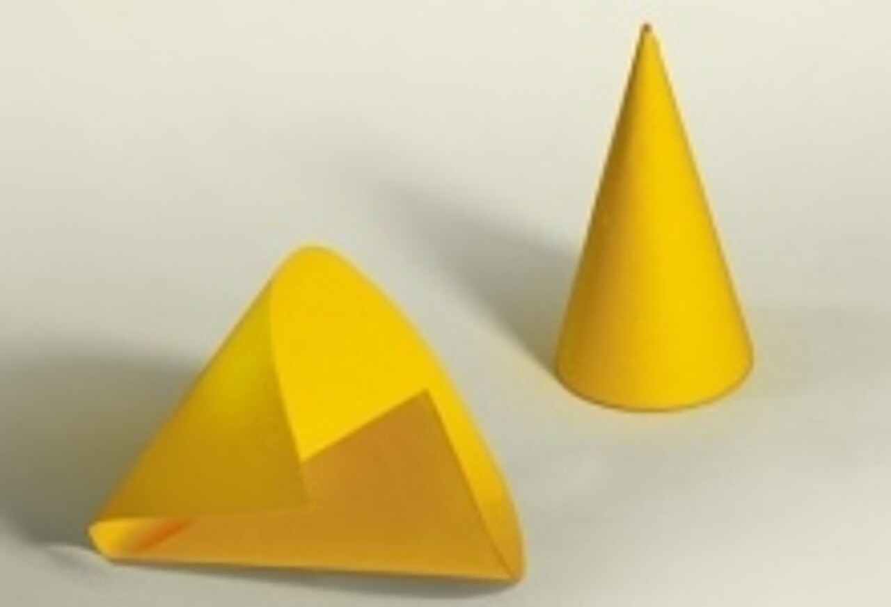 Ansicht auf zwei selbstgebastelte Hütchen aus gelbem Tonpapier.