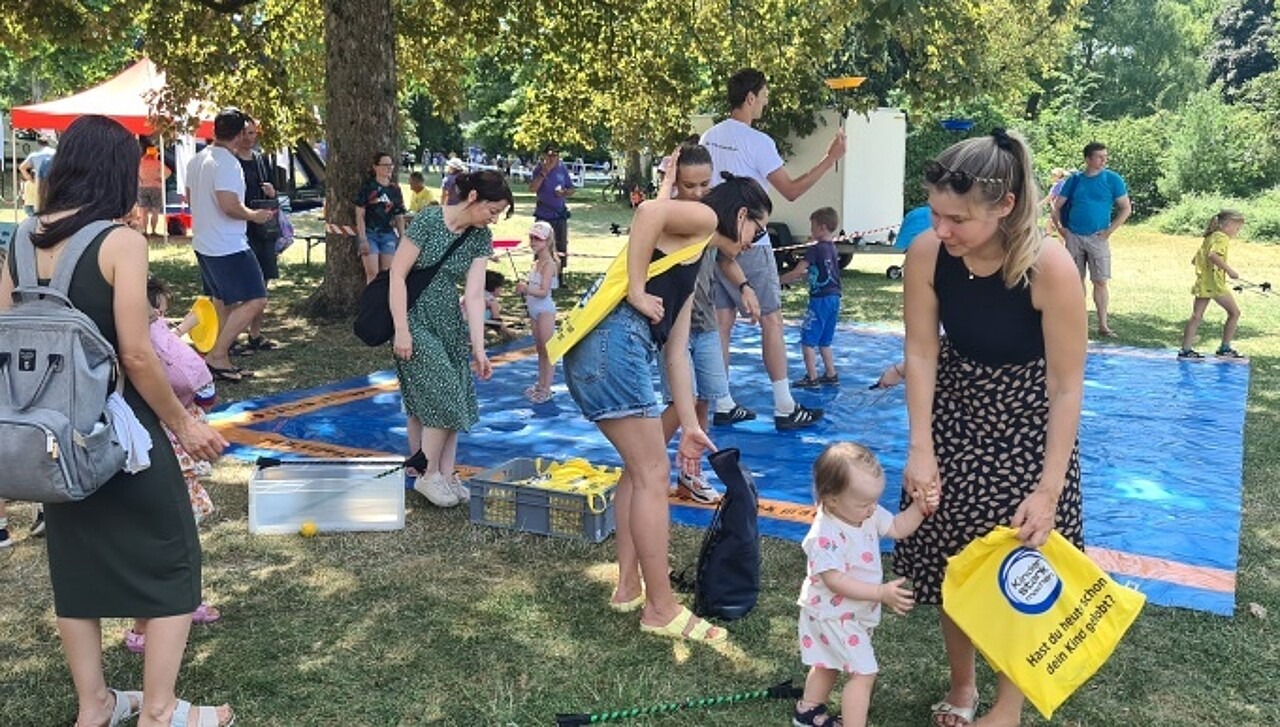 Kinder auf der Aktionsfläche beim Jonglier-Workshop