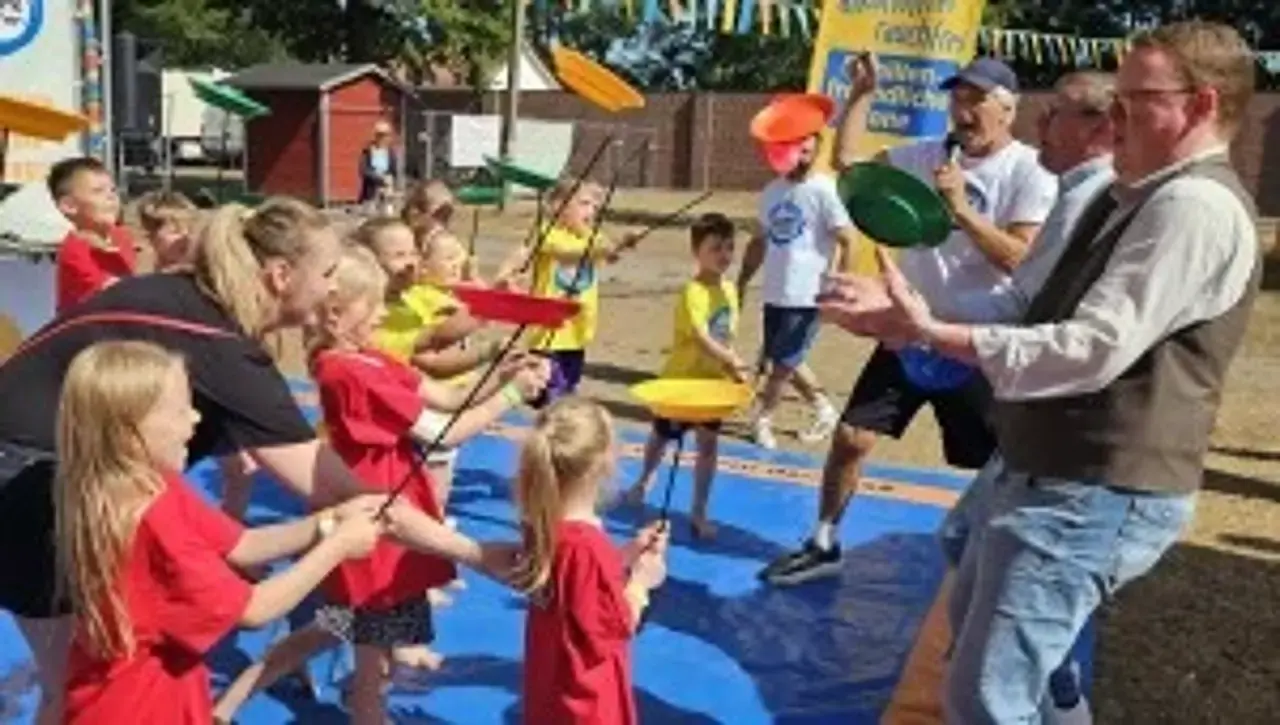 Die Kinder zusammen mit dem Essener Bürgermeister bei der Teller-Jonglage.