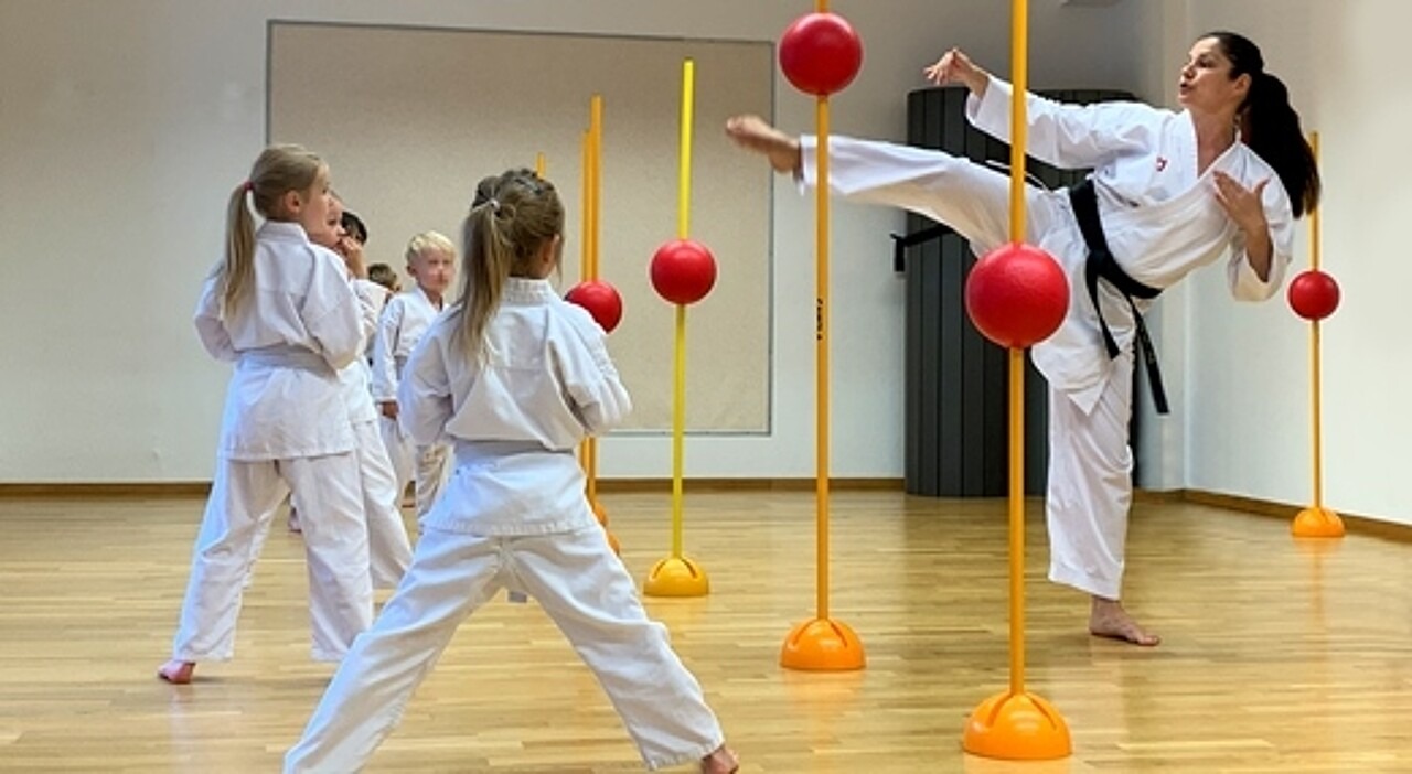 Gergana Jordanova beim Training mit ihren Karatekindern.