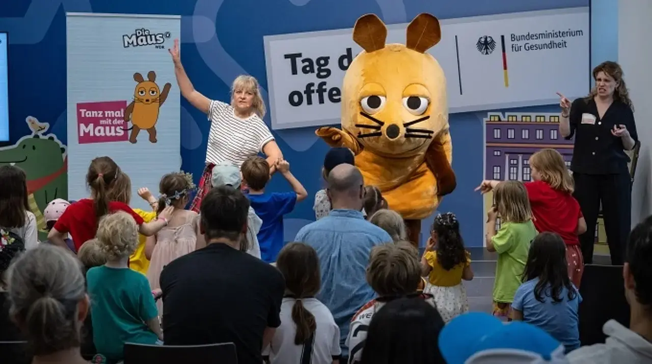 © Carsten Kobow Singa und die Kinder tanzen mit der Maus.
