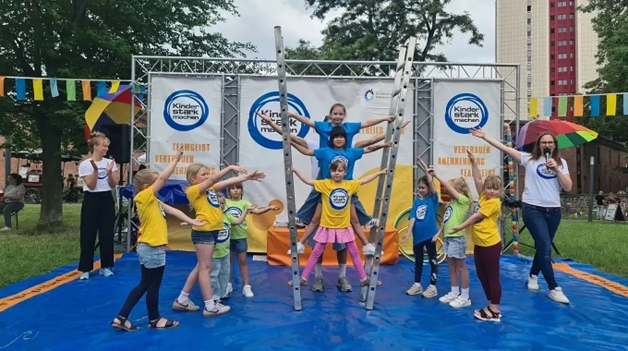 Kinder auf der Spielbühne bei der Leiterakrobatik