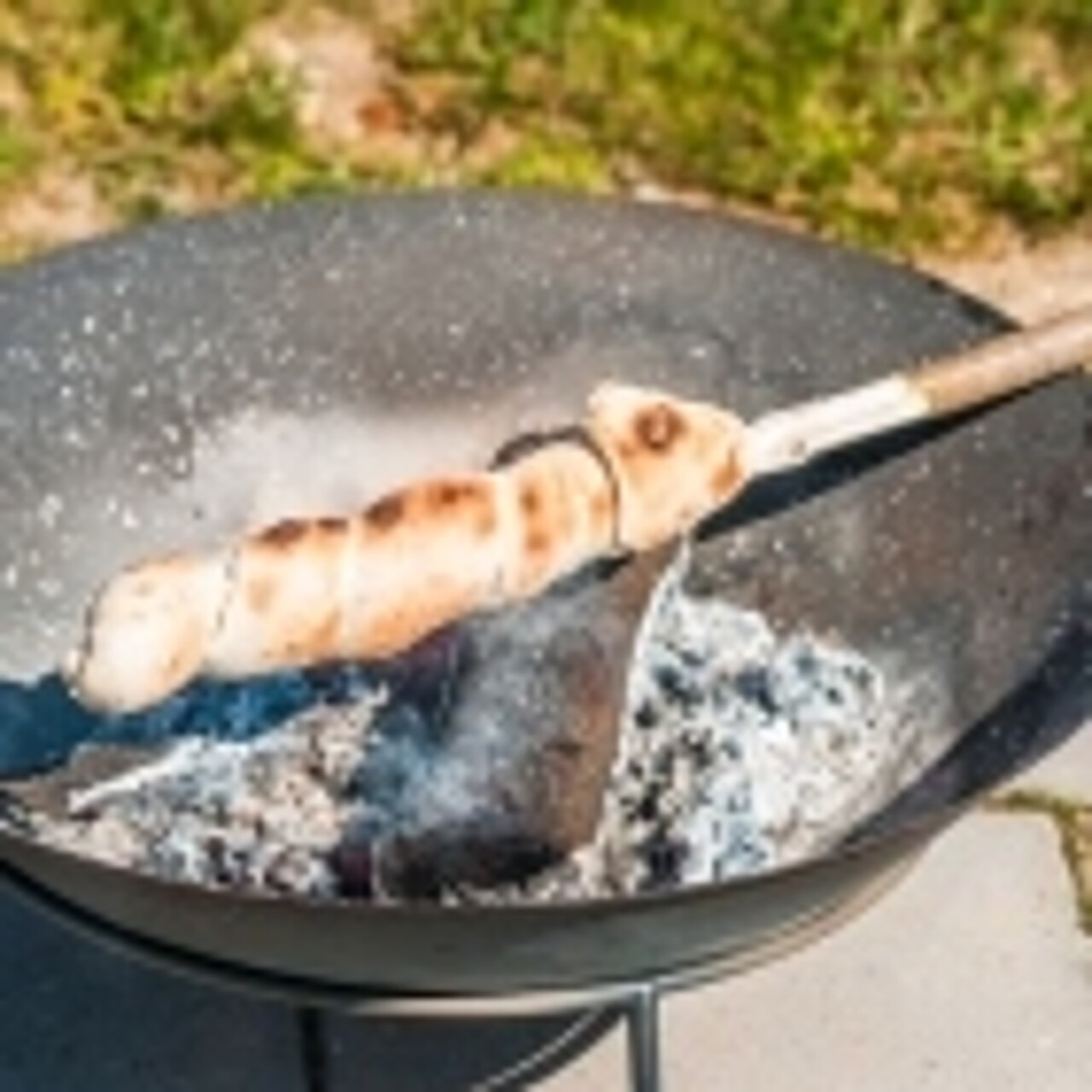 Anblick Stockbrot in Feuerschale