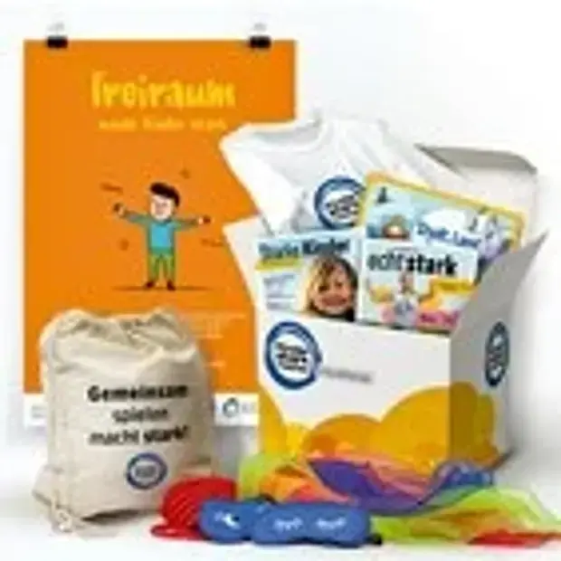 Ansicht eines geöffneten „Kinder stark machen"-Paketes mit Spiele-Set, Mitmachheft „Echt stark“, Elternmagazin, Stadt-Land-Spiel-Blöcken und Poster