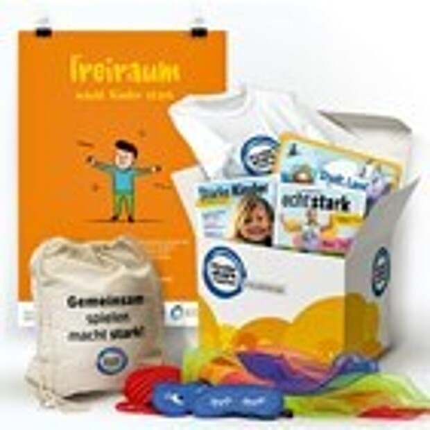Ansicht eines geöffneten „Kinder stark machen"-Paketes mit Spiele-Set, Mitmachheft „Echt stark“, Elternmagazin, Stadt-Land-Spiel-Blöcken und Poster