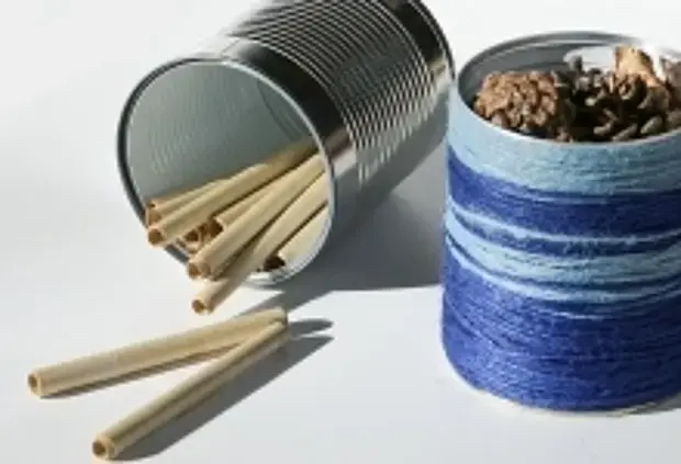 Konservendosen mit den Röhrchen bzw. Zapfen befüllen