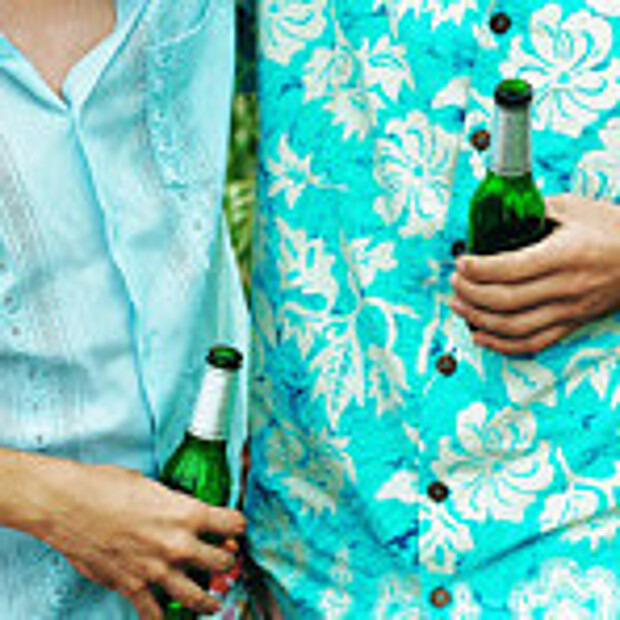 Zwei Jugendliche halten Bierflaschen in der Hand