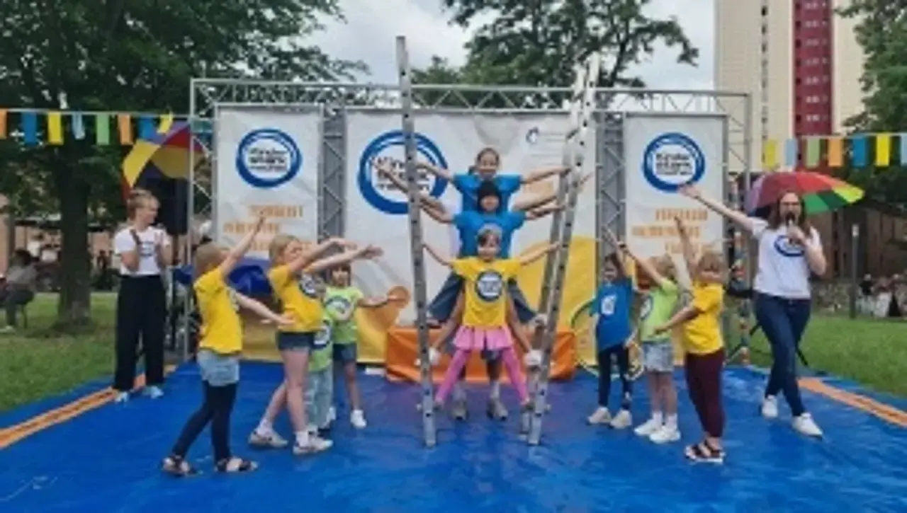Kinder auf der Spielbühne bei der Leiterakrobatik