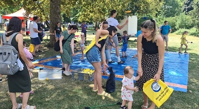 Kinder auf der „Kinder stark machen“-Aktionsfläche beim Jonglieren.