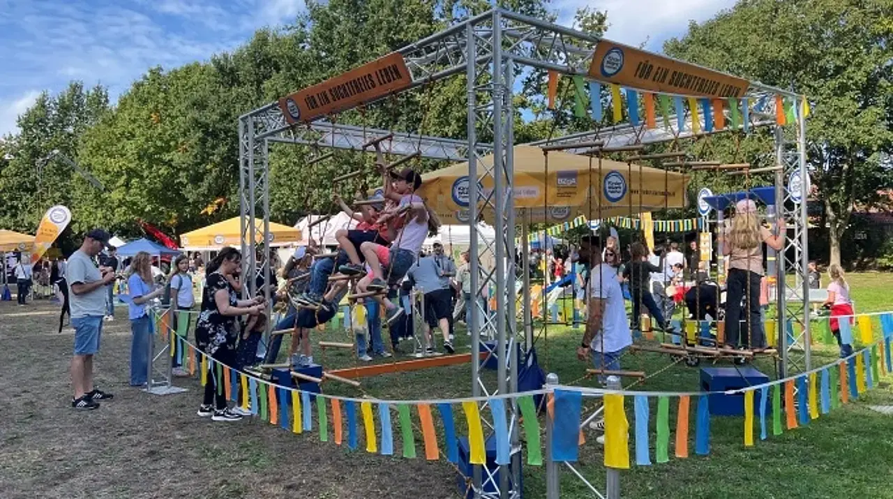Kinder im Klettergarten des BIÖG-Erlebnislands