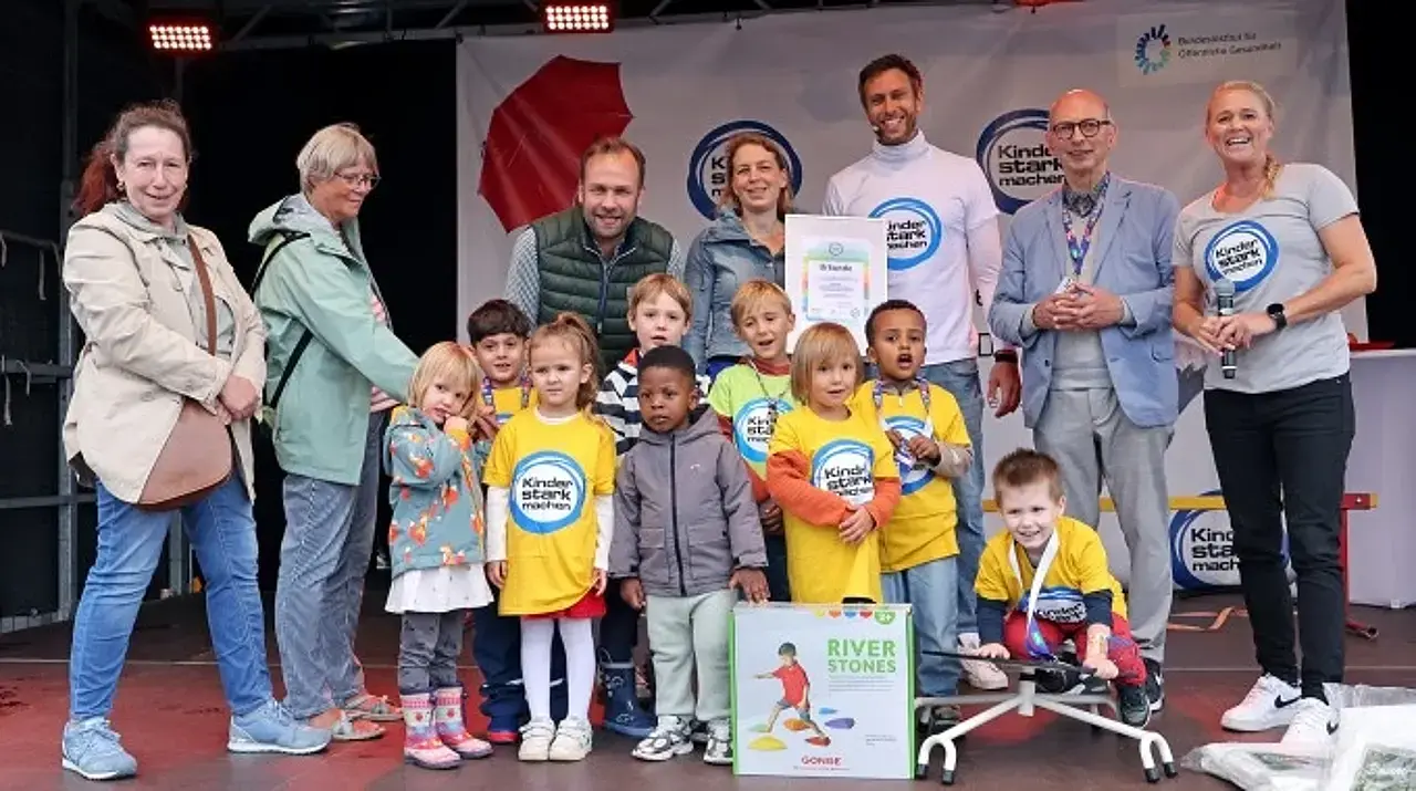 Dezernent Voigtsberger und Dr. Niessen bei der Übergabe des Anerkennungspreises an die Kindertageseinrichtung Bergisch Gladbacher Straße 193