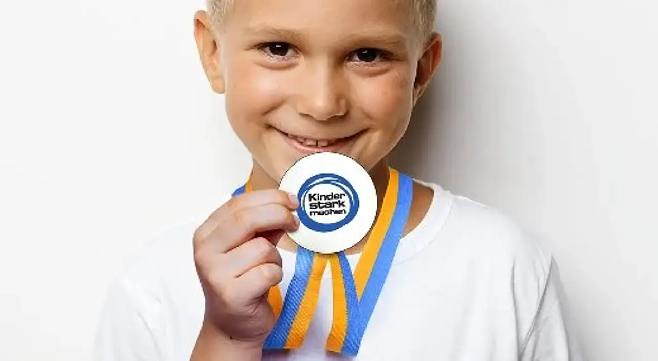 Composing Ina Kerckhoff © SFIO CRACHO / Shutterstock und Stone36 / Shutterstock Junge zeigt seine Kinder stark machen Medaille. ho