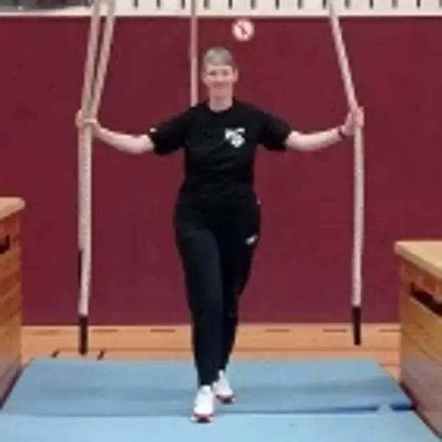 Übungsleiterin Maren Krause in der Turnhalle